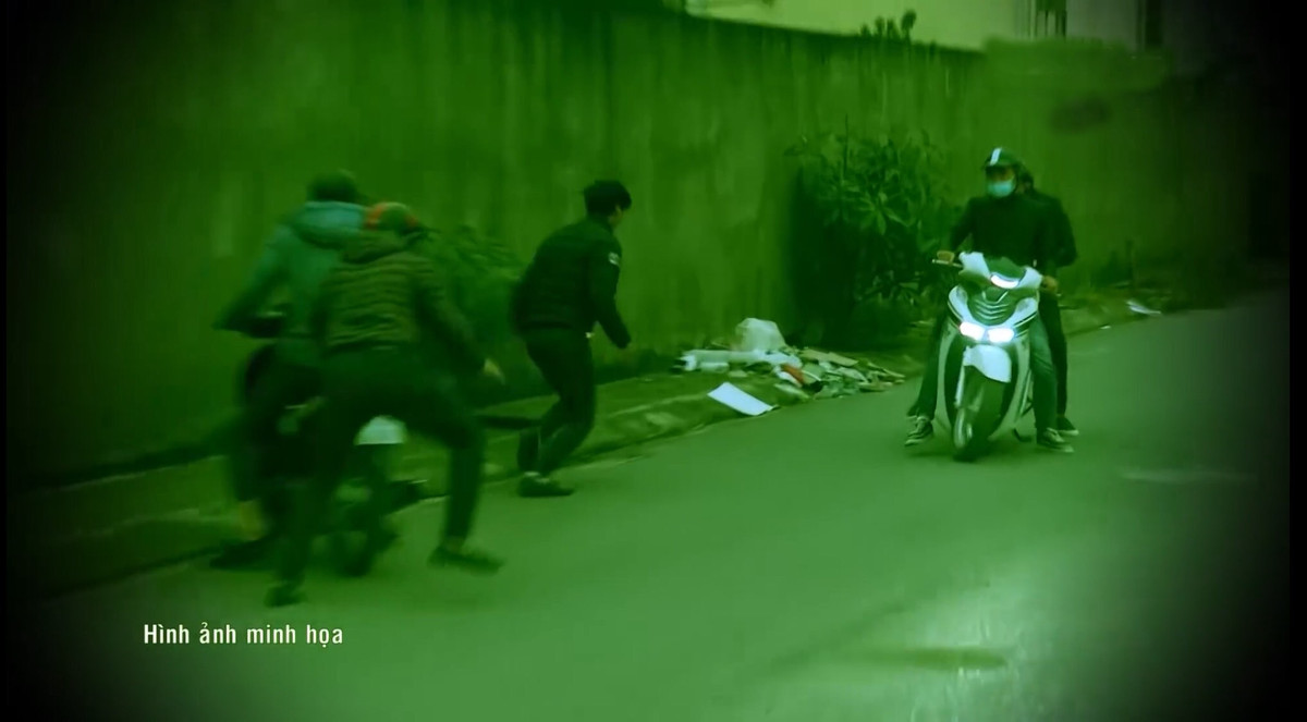 Bằng các biện pháp nghiệp vụ, Công an xác định vị trí của đối tượng Trung tại thị trấn Thường Tín. Khi đối tượng đang lang thang trên đường thì bị các trinh sát của Công an bắt giữ.