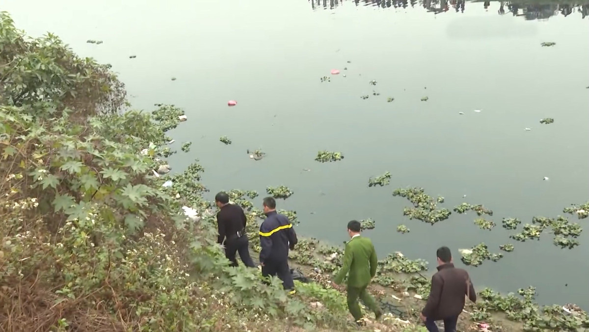 Sau khi bàn bạc cùng đối tượng Quân, Trung đã tiến đến chỗ nạn nhân đẩy nạn nhân xuống bờ sông Nhuệ. Mặc sức nạn nhân vùng vẫn kêu cứu, Trung đã dùng tay dìm cháu H. đến khi không còn phản ứng rồi đẩy xác nạn nhân ra giữa sông. Đồng thời lấy xe đạp điện, điện thoại của nạn nhân đi bán lấy tiền mau ma túy, riêng balo thì mang đến giấu tại cánh đồng thôn Yên Phú.