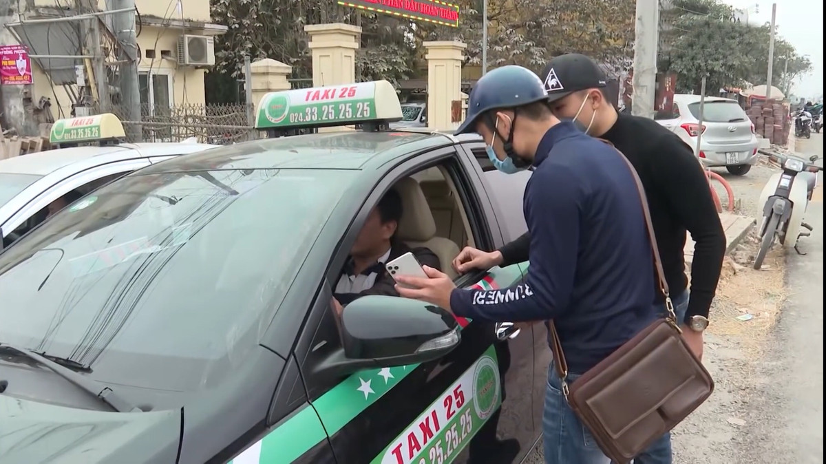 Song song với quá trình tìm kiếm thi thể nạn nhân. Một tổ trinh sát được Công an huyện Thường Tín cử đi để tuy tìm tung tích đối tượng Quân.