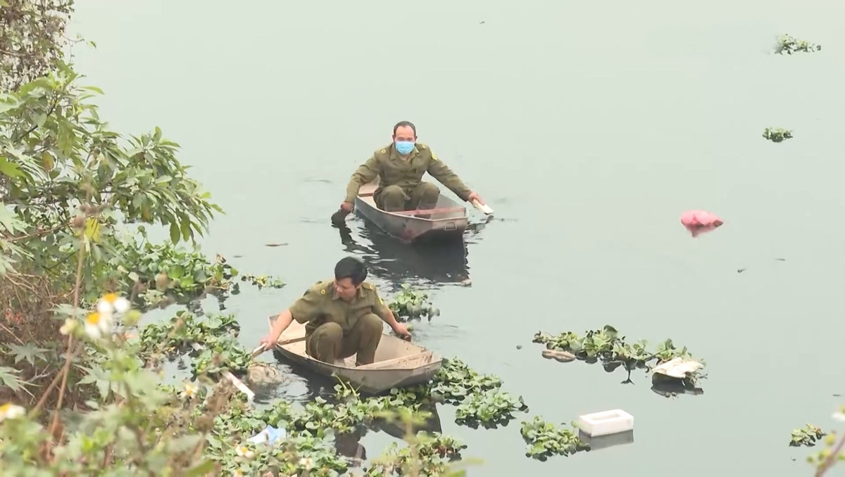 Công an đã tiến hành tìm kiếm trên dòng sông Nhuệ, mở từng bao rác, gạt từng cây bèo giữa mùi hôi thối, ô nhiễm của dòng sông.