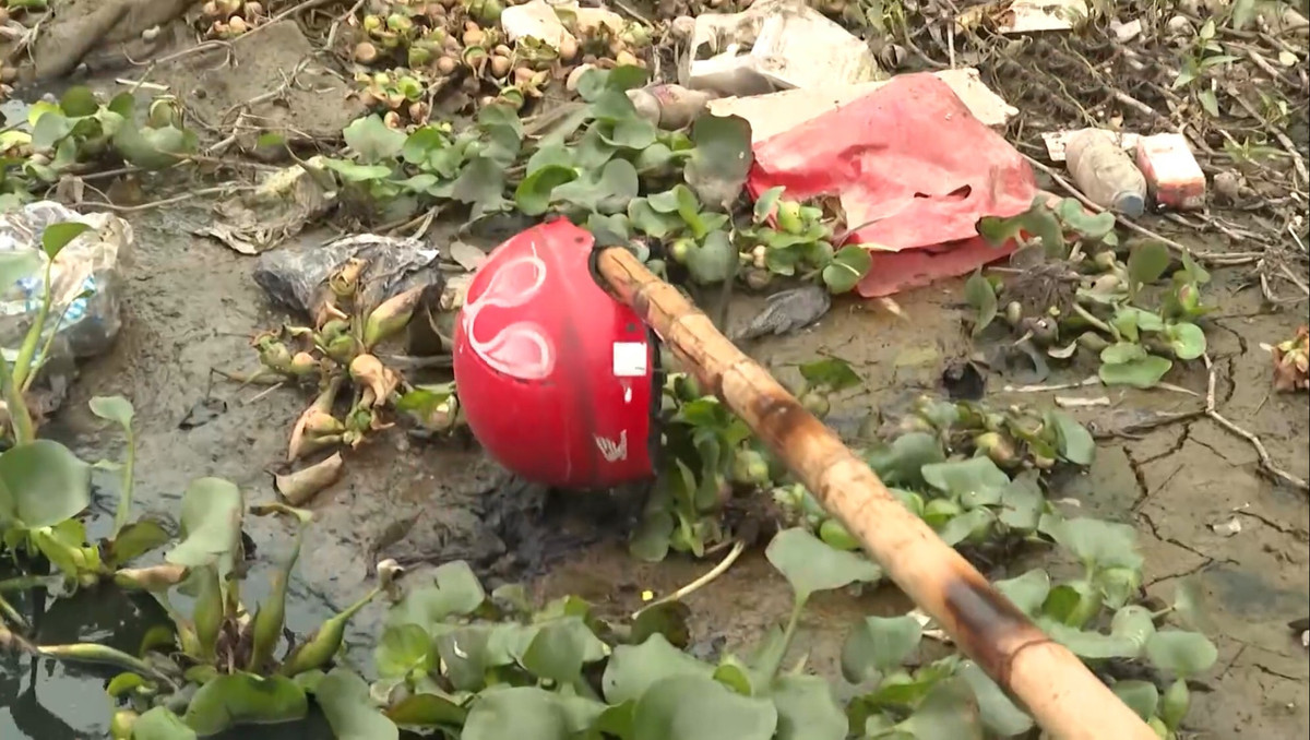 Chiều ngày 26/10/2020, Công an tìm thấy 1 chiếc mũ bảo hiểm trôi dạt giữa đám bèo, cách hiện trường hơn 1km. Chiếc mũ được xác định là mũ của cháu H.