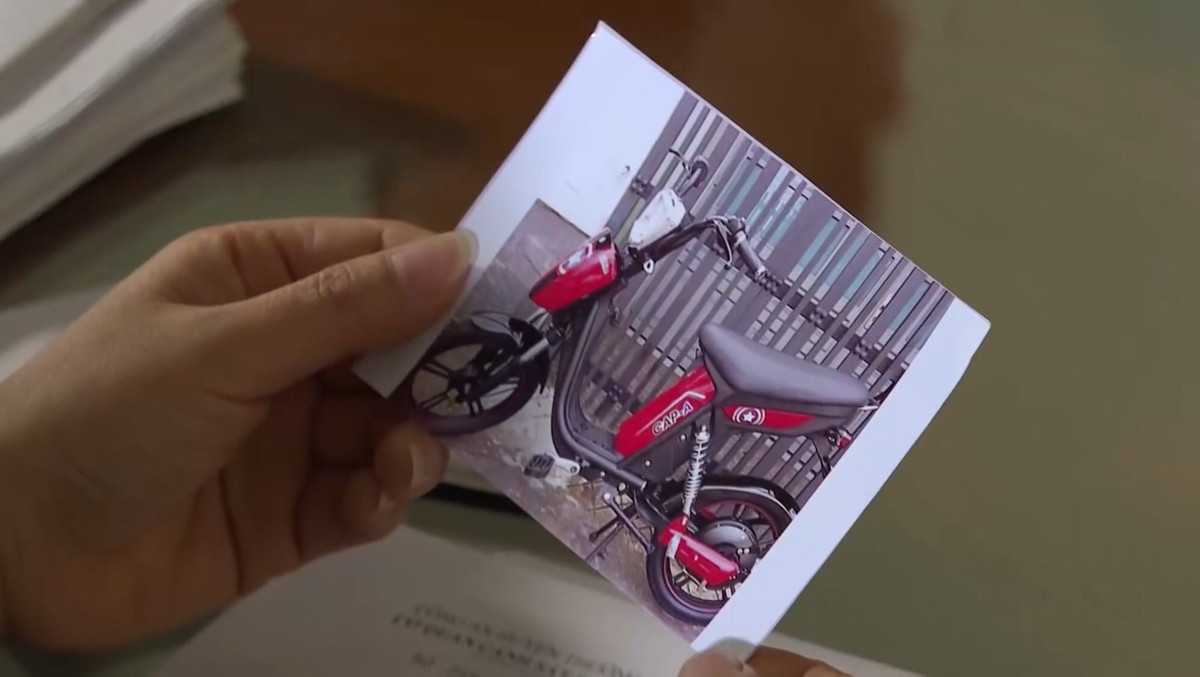 Tối ngày 25/10/2020, các trinh sát đã tìm được dấu vết chiếc xe đạp điện của cháu H. tại một cửa hàng sửa chữa, mua bán xe đạp cũ trên địa bàn. Làm việc với Công an, chủ cửa hàng trên khai nhận, mua xe đạp điện trên với giá 2,8 triệu đồng từ một đối tượng tên Trung ở xã Văn Phú (Thường Tín).