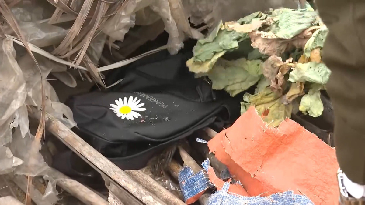 Từng lùm cây, bụi cỏ, mương nước được lật tung để tìm dấu vết của cháu H. Kết quả thu được một chiếc balo giấu gần mương nước, Công an xác định đấy là balo của cháu H.