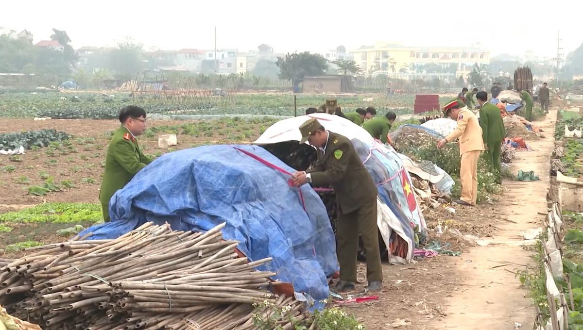 Xác định cánh đồng thôn Yên Phú, xã Văn Phú (Thường Tín) dẫn đến đường đê sông Nhuệ là cánh đồng hoang vắng, không có người dân sinh sống là điểm mất dấu về của cháu H., Công an đã tiến hành rà soát khu vực này.