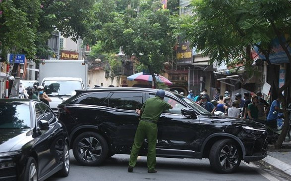 Lai xe nghi ngao da gay nao loan pho Thuy Khue - Ha Noi-Hinh-2