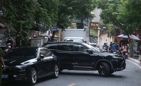 Lai xe nghi ngao da gay nao loan pho Thuy Khue - Ha Noi