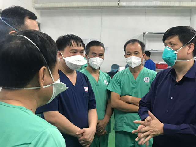 Y bac si tuyen dau chong COVID-19 duoc huong che do nhu nao?-Hinh-2