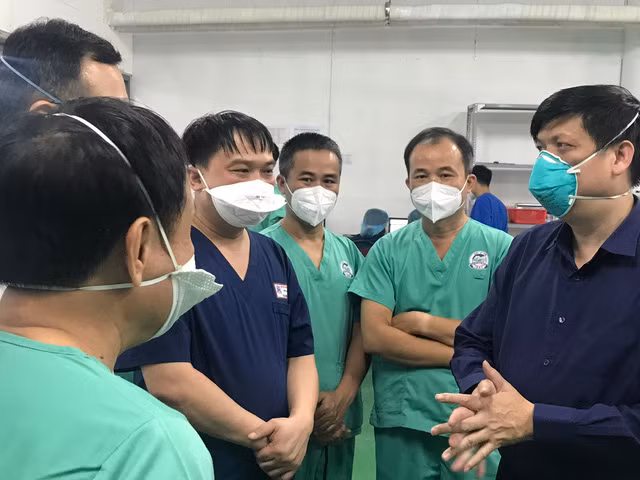 Y bac si tuyen dau chong COVID-19 duoc huong che do nhu nao?-Hinh-2