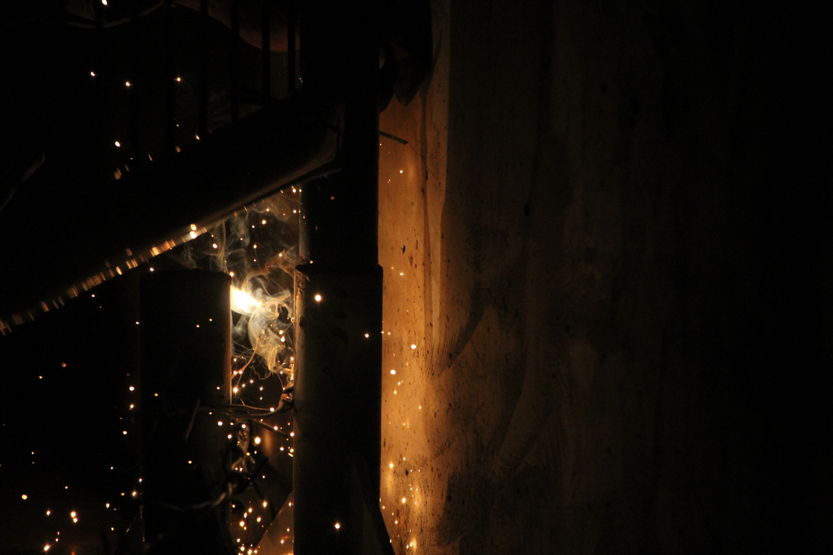 Khe ở sát vách cầu cũng được giăng kín thép.