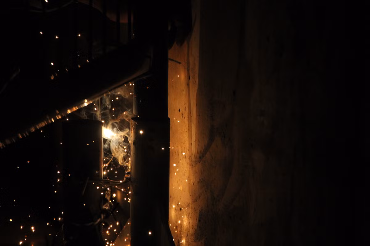 Khe ở sát vách cầu cũng được giăng kín thép.