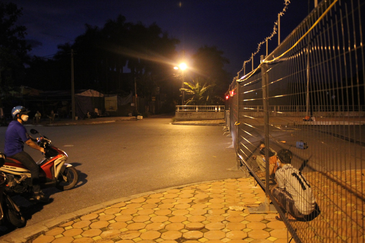 Trong đêm 9/9, nhiều người dân vẫn tìm cách vượt rào, chuyển đồ qua đây nhưng bất thành vì hàng rào đã giăng dây thép gai.