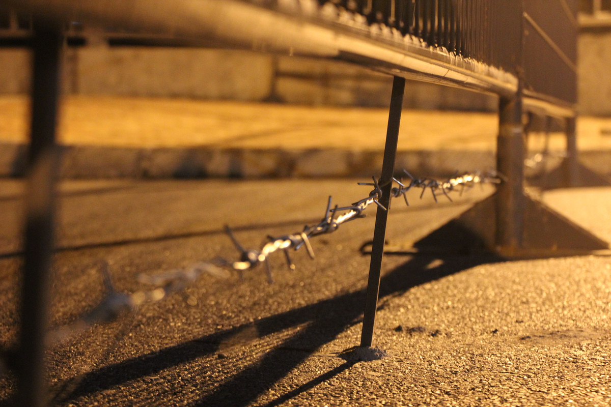 Cọc giữ thép gai được đóng thẳng xuống mặt cầu.