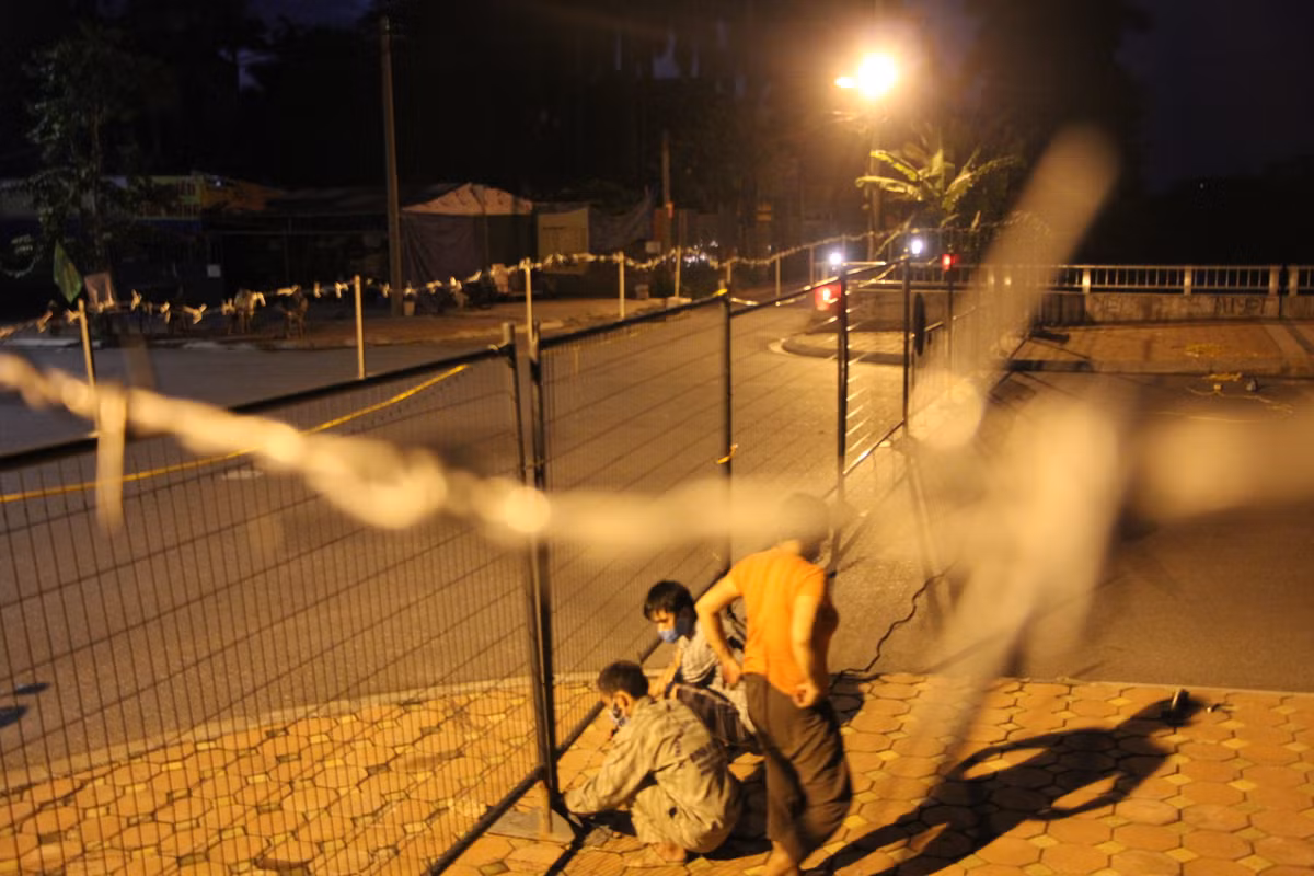 Việc giăng thép gai được thực hiện ngay trong đêm 9/9. Ước chừng khoảng 200 mét thép gai được giăng kín ở 2 hàng rào đầu cầu Phố Viên.