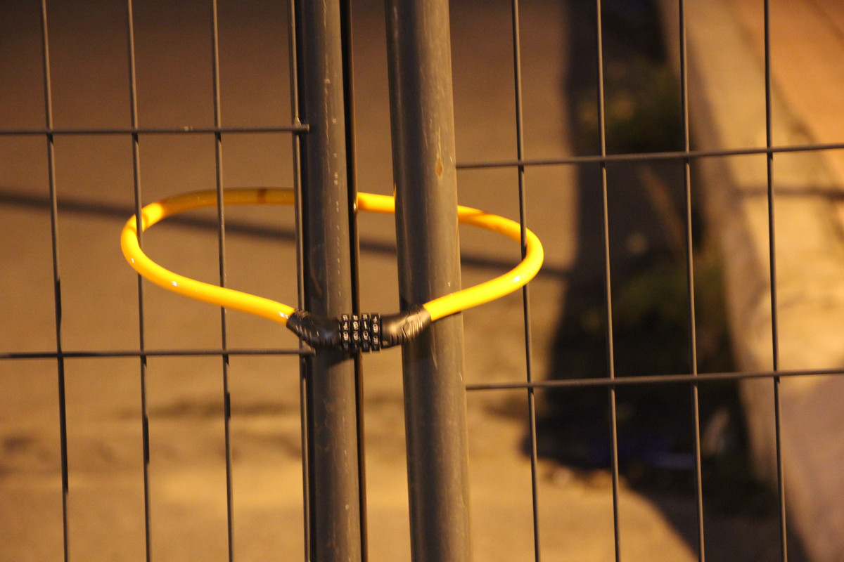 Ngoài ra, dây khóa có mã số cũng được sử dụng để chằng buộc hàng rào.