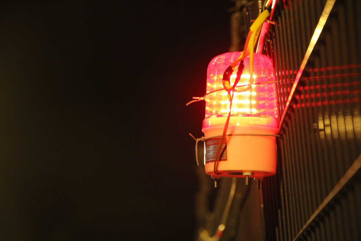 Đèn cảnh báo được giăng khắp hàng rào.