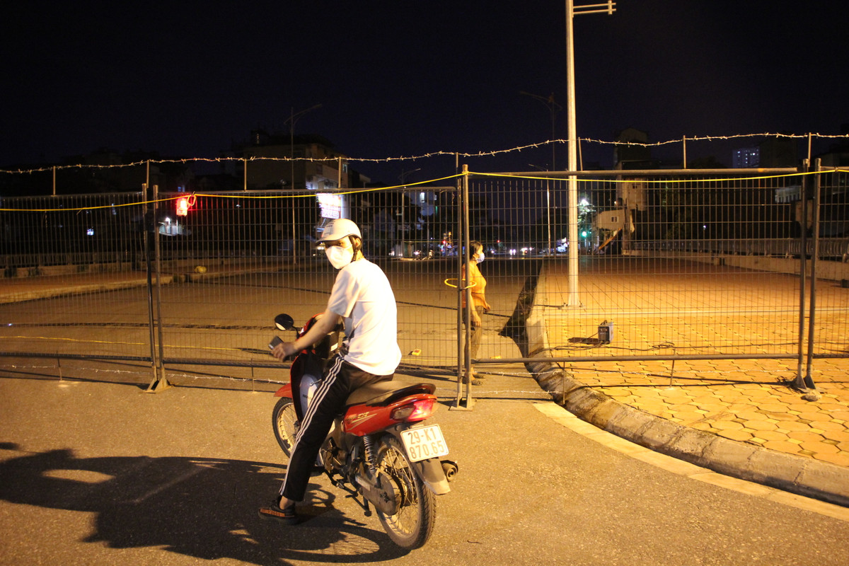 Nhiều người phải quay đầu, tìm đường sang bên kia cầu.