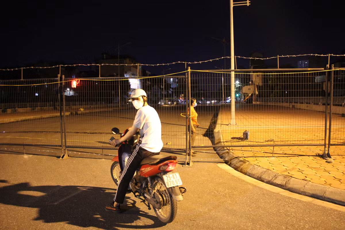 Nhiều người phải quay đầu, tìm đường sang bên kia cầu.