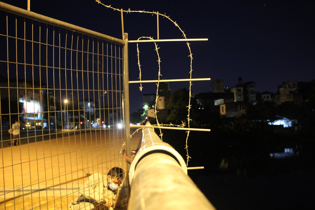 Thậm chí, để tránh người dân cố tình luồn lách ra phía ngoài cầu, hàng rào thép gai cũng đã được vươn ra cần 1 mét.