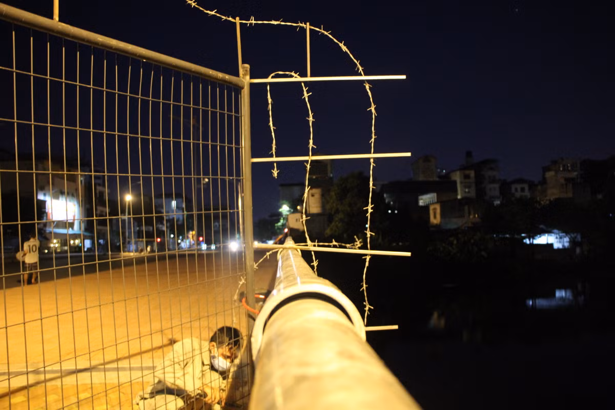 Thậm chí, để tránh người dân cố tình luồn lách ra phía ngoài cầu, hàng rào thép gai cũng đã được vươn ra cần 1 mét.