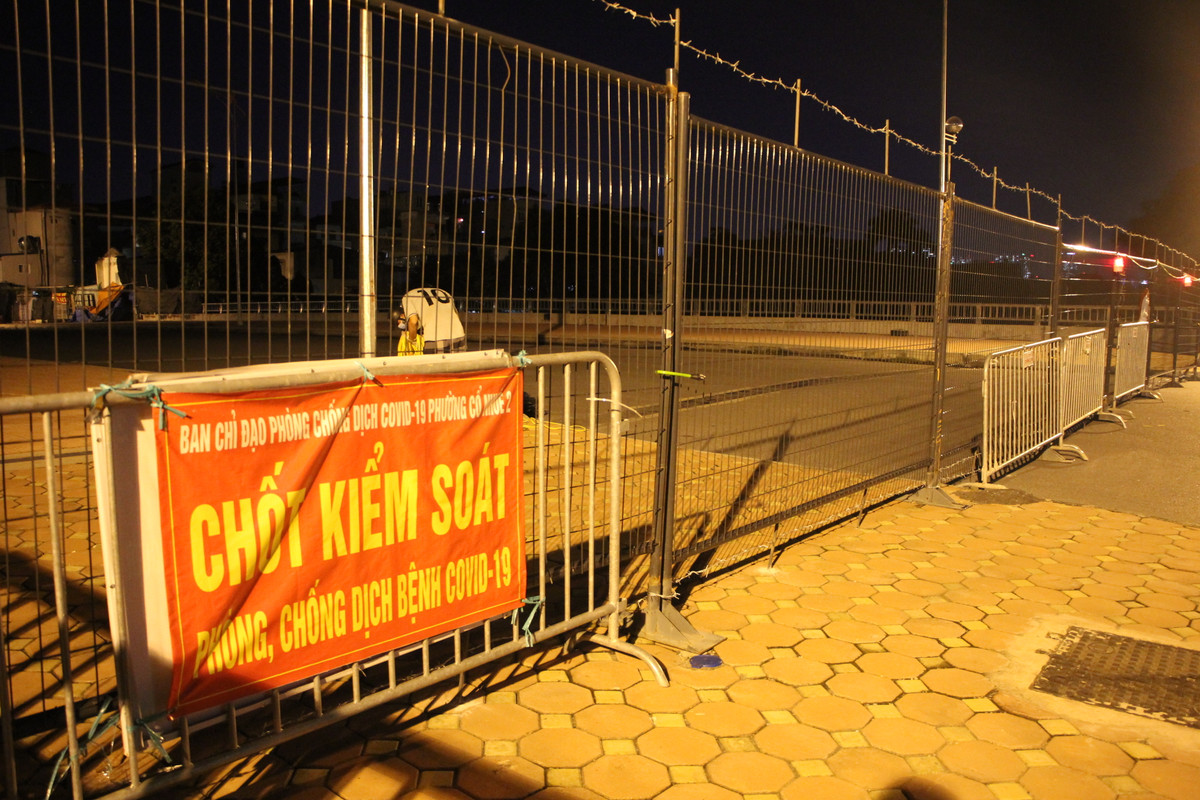 Chốt cầu Phố Viên là một trong 30 chốt cứng được lắp rào sắt tại các điểm cầu phân chia các vùng chống dịch trên địa bàn thành phố Hà Nội.