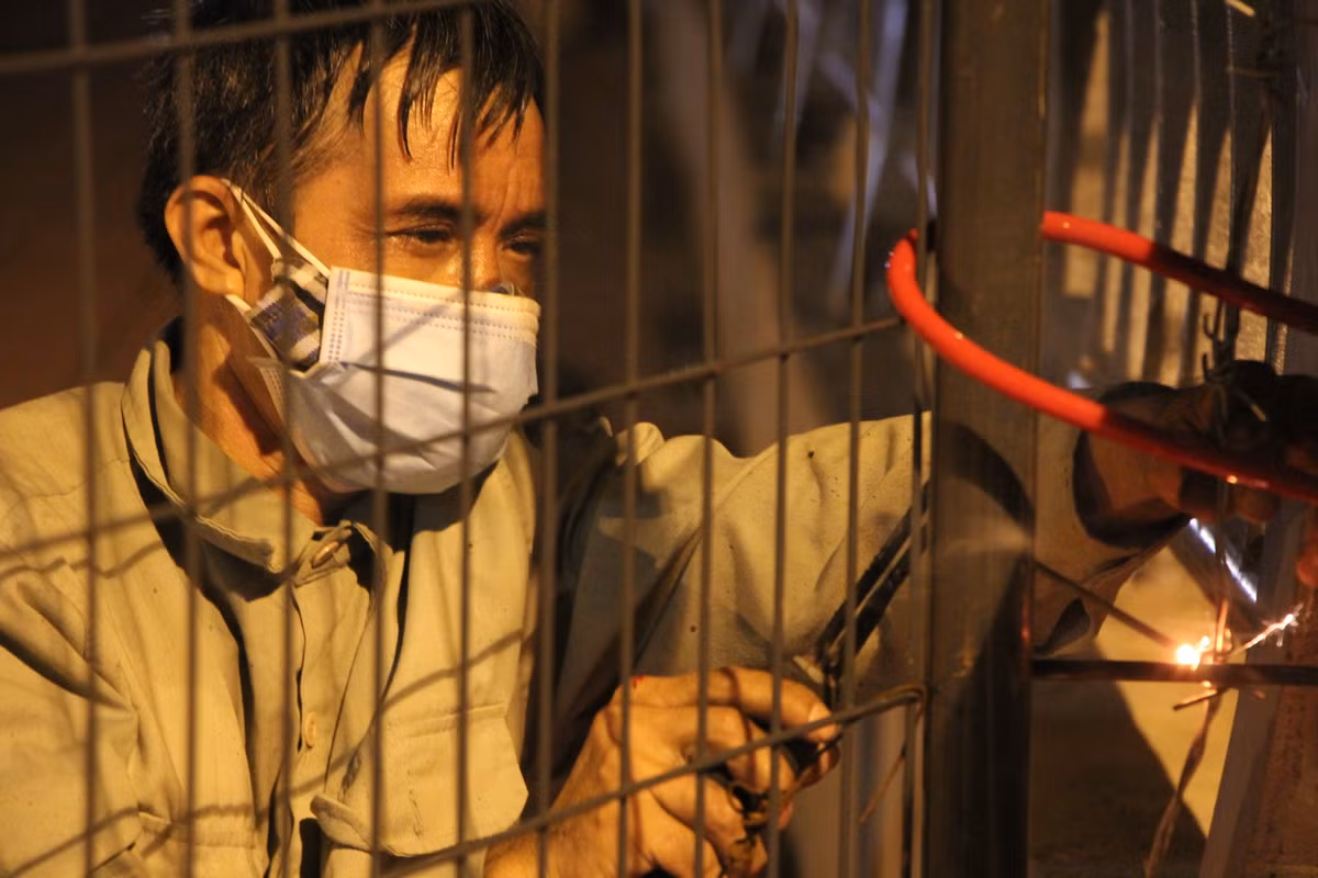 Các mấu thép được hàn cố định, chắc chắn.