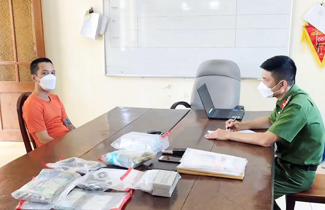 Công an thu giữ 04 túi nilon bên trong có rất nhiều viên nén (nghi là ma túy dạng MDMA (thuốc lắc) và 02 túi nilon chứa chất rắn (nghi là cần sa) có tổng khối lượng khoảng 30gam, 07 cục dạng sừng (nghi là sừng tê giác) có khối lượng 711,915gam, 02 xe ô tô (01 xe MERCEDES, 01 xe LEXUS 350), 01 khẩu súng, 25 viên đạn.