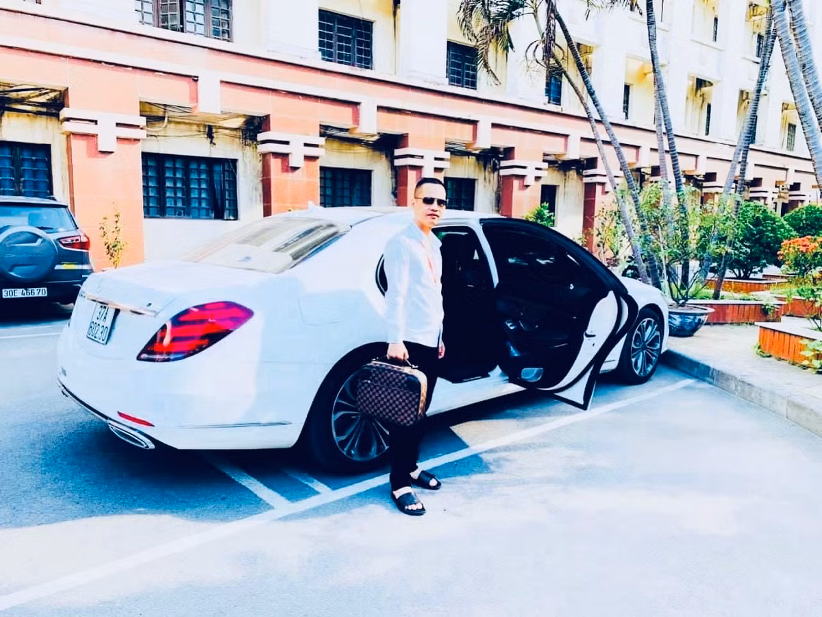 Chủ hãng xe An Phú Quý hường xuyên xuất hiện với những chiếc xế hộp sang trọng, thời trang, phụ kiện hàng hiệu, đắt tiền.