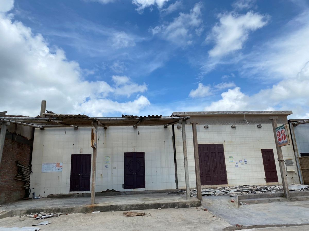 Ảnh hưởng của dịch COVID-19 cũng khiến nơi đây tiêu điều, hoang vắng.