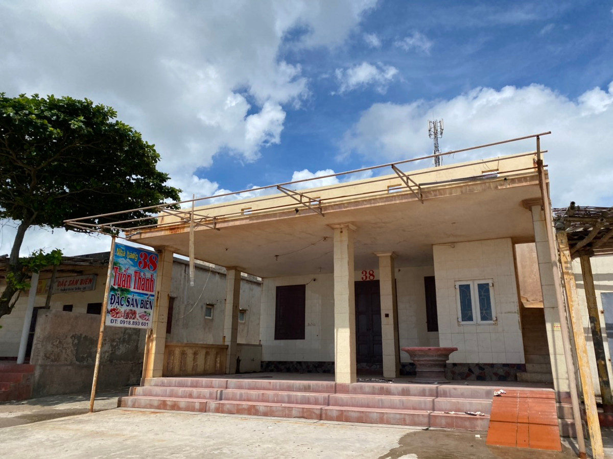 Khu du lịch biển Quất Lâm có 113 ki ốt, 8 khách sạn cùng hàng chục nhà nghỉ, các cơ sở dịch vụ khác, mỗi năm đón hàng vạn khách du lịch trong và ngoài tỉnh về tắm biển, nghỉ dưỡng. 