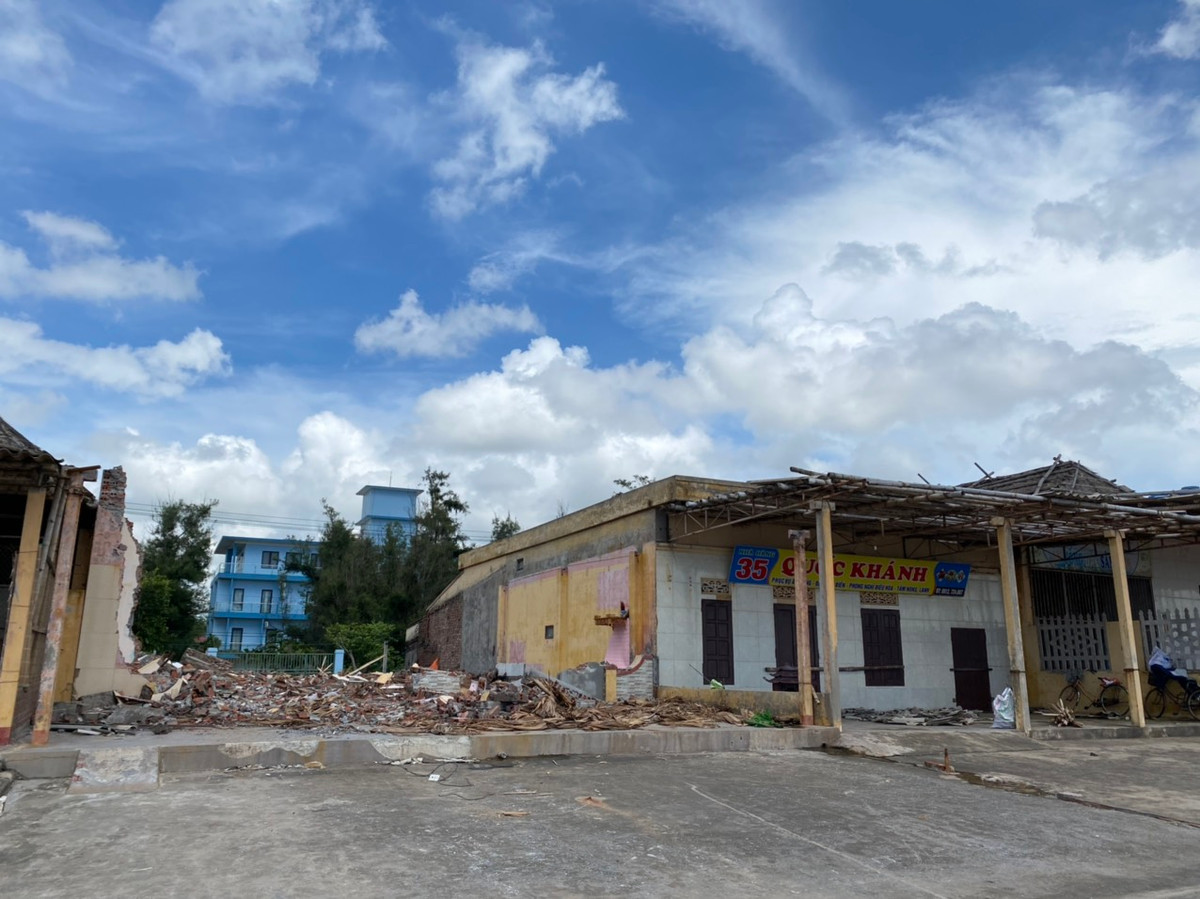 Trước đó, dư luận cho rằng những ki ốt hoạt động núp bóng mại dâm này khó có thể bị xóa sổ vì có sự nhân nhượng của chính quyền địa phương.