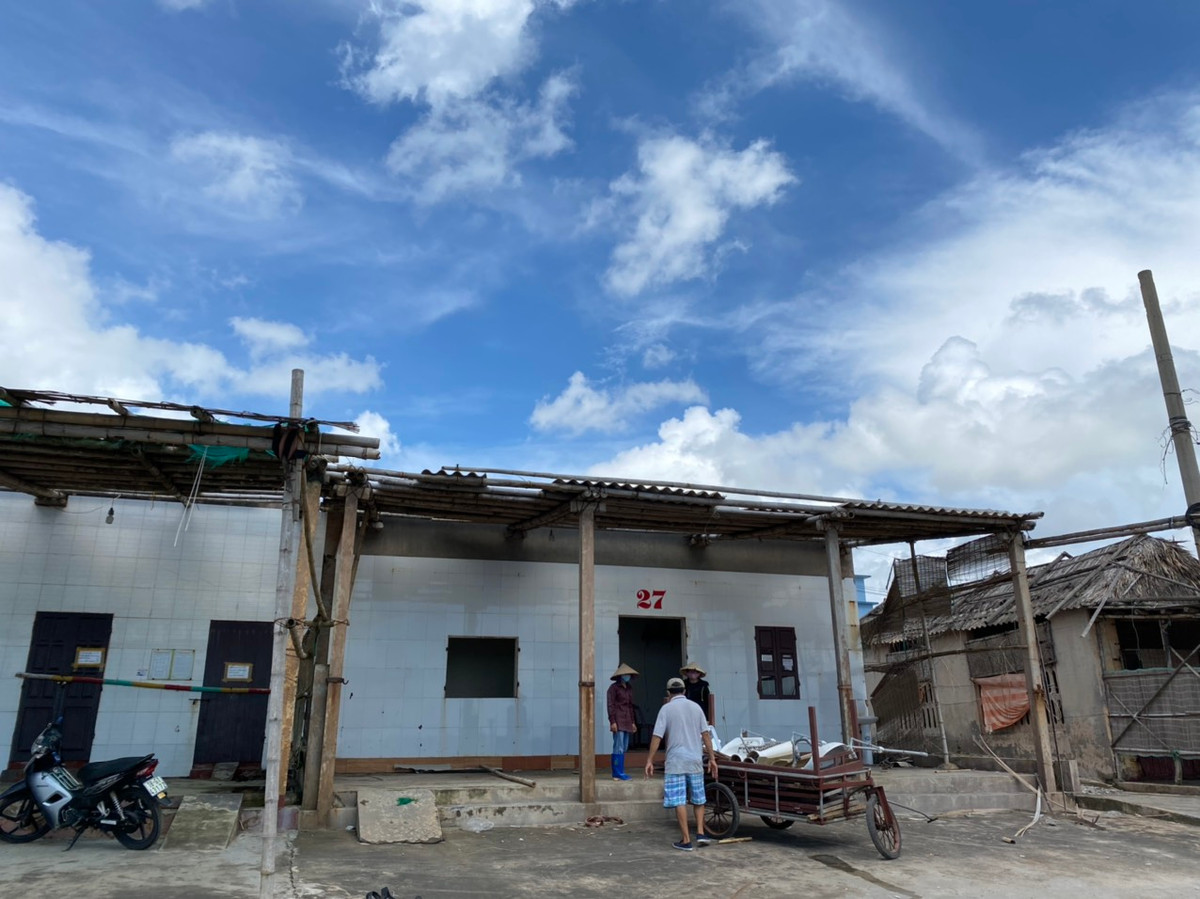 Các hộ dân chủ động thu dọn đồ đạc để hoàn trả mặt bằng sạch.