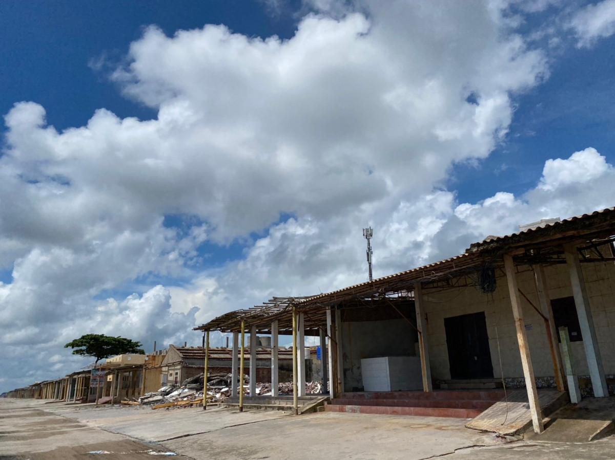 UBND thị trấn đã thông báo tới các hộ đợt 1 từ ngày 6/9 - 6/10/2021 sẽ tự tháo dỡ, giải tỏa ki ốt, nếu không có điều kiện tự tháo dỡ thì tự nguyện làm đơn đề nghị UBND thị trấn tổ chức tháo dỡ. Từ ngày 22/9, UBND thị trấn Quất Lâm đã tiến hành tháo dỡ các công trình theo đơn đề nghị của các hộ. 