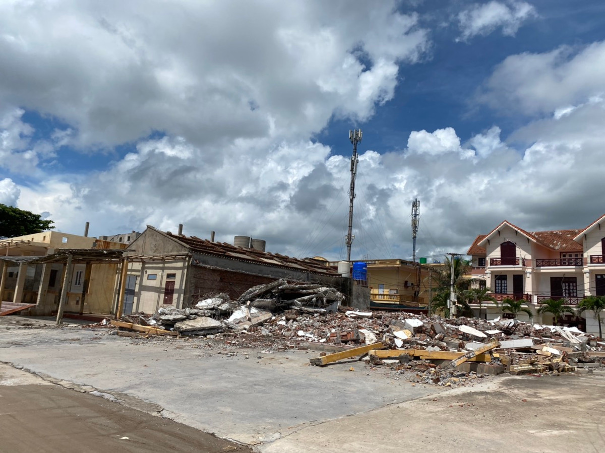 Thực hiện quy hoạch đô thị thị trấn Quất Lâm đến năm 2030 theo Quyết định số 2983 của UBND tỉnh Nam Định, theo đó, các ki ốt của các hộ kinh doanh sẽ phải hoàn trả lại mặt bằng sau khi đã hết hạn thuê đất tại Khu du lịch biển Quất Lâm. 