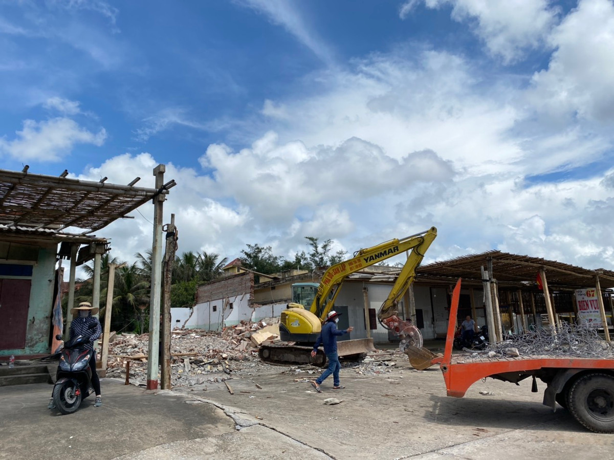 Lực lượng chức năng đưa máy xúc đến để đẩy nhanh tiến độ giải tỏa.