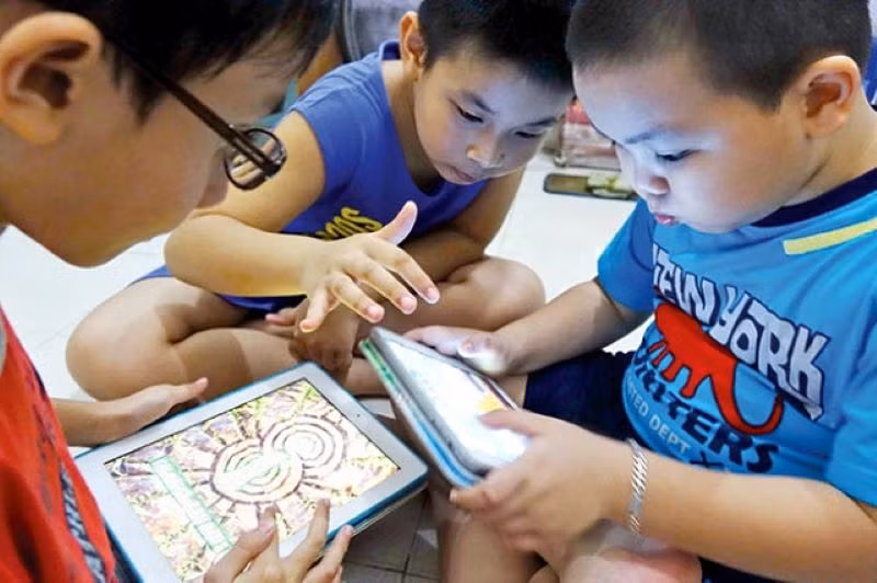 Dành thời gian để trò chuyện với trẻ về quy tắc an toàn điện. Tổ chức các trò chơi hoặc cung cấp cho trẻ những quyển sách hay để giúp trẻ quan tâm đến chủ đề an toàn điện. Bố mẹ cũng có thể dạy trẻ bằng cách sử dụng các video tương tác. 