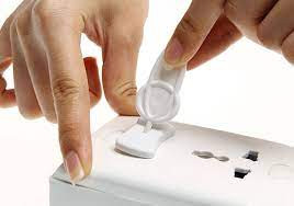 Giải thích cho trẻ hiểu các ổ cắm được bọc bằng nhựa mới là những nơi cắm điện an toàn.