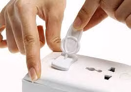 Giải thích cho trẻ hiểu các ổ cắm được bọc bằng nhựa mới là những nơi cắm điện an toàn.