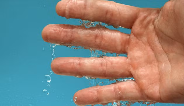 Không được chọc bất cứ dụng cụ gì vào ổ cắm điện, đặc biệt là khi tay ướt.