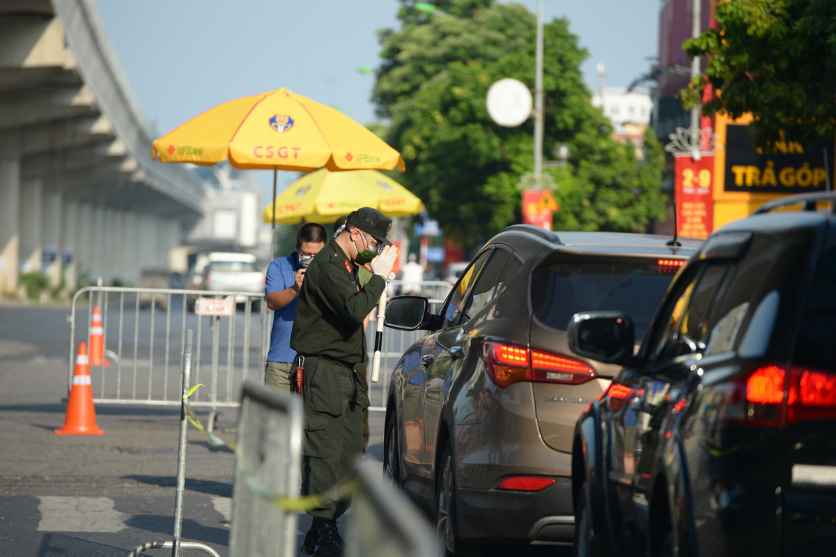 Để tránh xảy ra tình trạng ùn, ứ lực lượng chức năng tiến hành dừng xe người tham gia giao thông đứng cách xa nhau khoảng 3 - 5 mét.