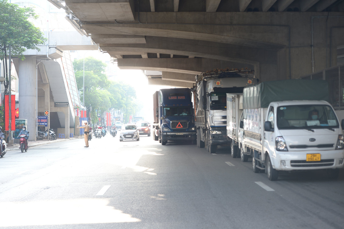 Theo Thiếu tá Chinh, trong buổi sáng nay, khi đơn vị bắt đầu làm nhiệm vụ nhiều người dân tỏ ra bỡ ngỡ, bất ngờ trước việc các cán bộ tại chốt kiểm tra chặt chẽ.