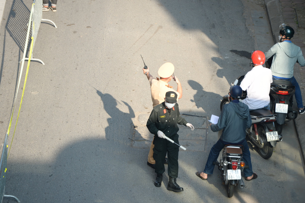 Theo ghi nhận của PV, tất cả các xe lưu thông qua chốt kiểm dịch tại ngã 3 Hồ Tùng Mậu - Hoàng Công Chất (quận Nam Từ Liêm, Hà Nội) đều được kiểm tra "Giấy đi đường". 