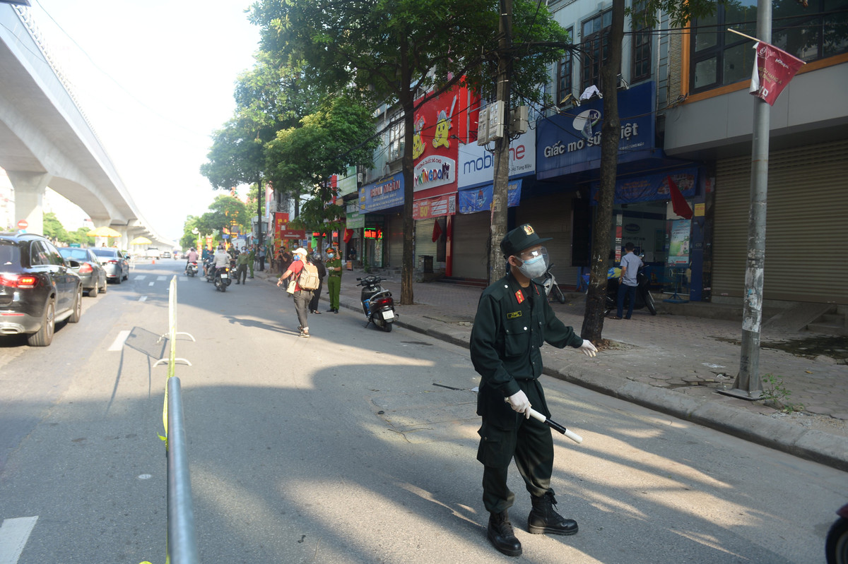 Thiếu tá Trần Quang Chinh cho biết, trong sáng nay đối với các trường hợp có giấy đi đường tuy nhiên còn thiếu một số giấy tờ tuỳ thân khác đơn vị chỉ nhắc nhở.