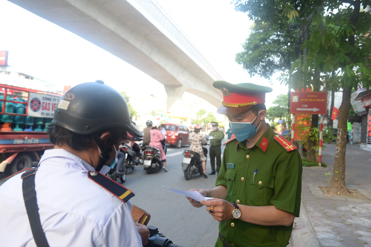 Chốt kiểm dịch tại đường Hồ Tùng Mậu mới được lập trong đêm qua và sáng nay bắt đầu đi vào hoạt động. Trước đó, vào chiều 3/9, Công an Hà Nội ban hành văn bản hỏa tốc về việc triển khai chốt kiểm soát phòng chống dịch COVID-19 tại phân vùng 1 (vùng đỏ).
