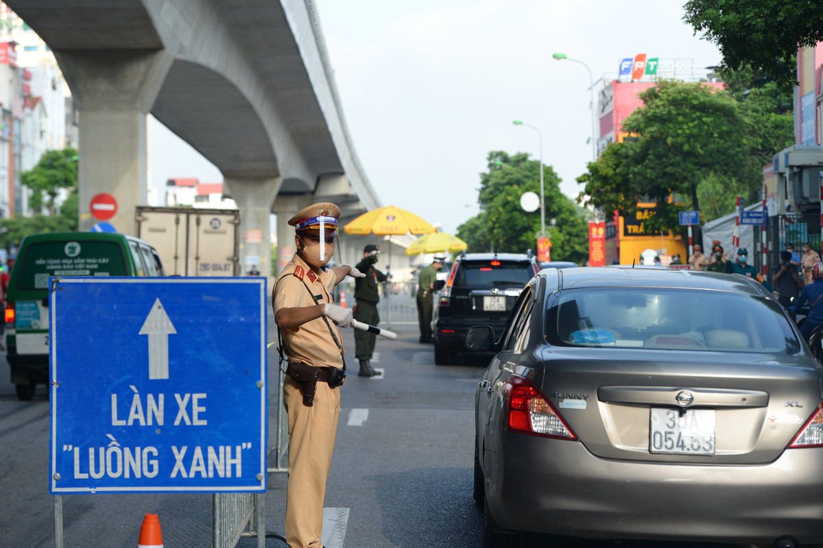 Thiếu tá Trần Quang Chinh - Phó Đội trưởng Đội CSGT số 6 Phòng CSGT Công an TP Hà Nội cho biết, tại chốt mỗi ca có 16 cán bộ, chiến sĩ làm nhiệm vụ, chốt hoạt động 24/24 và chia làm 4 ca, mỗi ca kéo dài 6 tiếng.