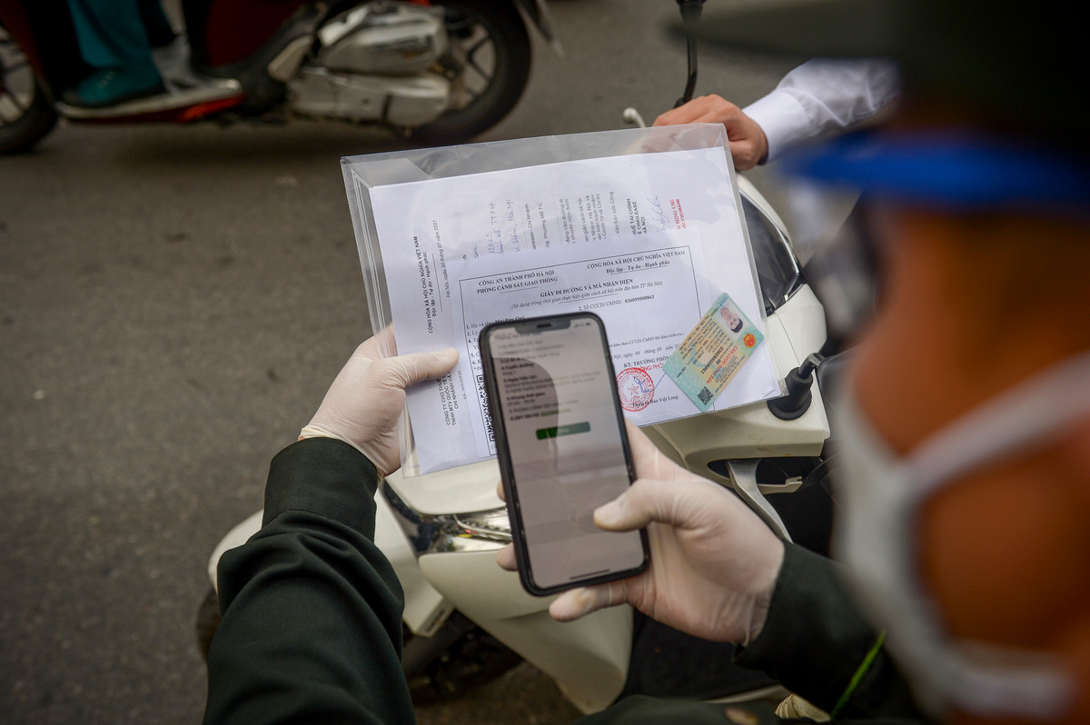“Mat than” quet ma QRcode tai chot COVID-19, het un tac, Ha Noi co trien khai?-Hinh-2