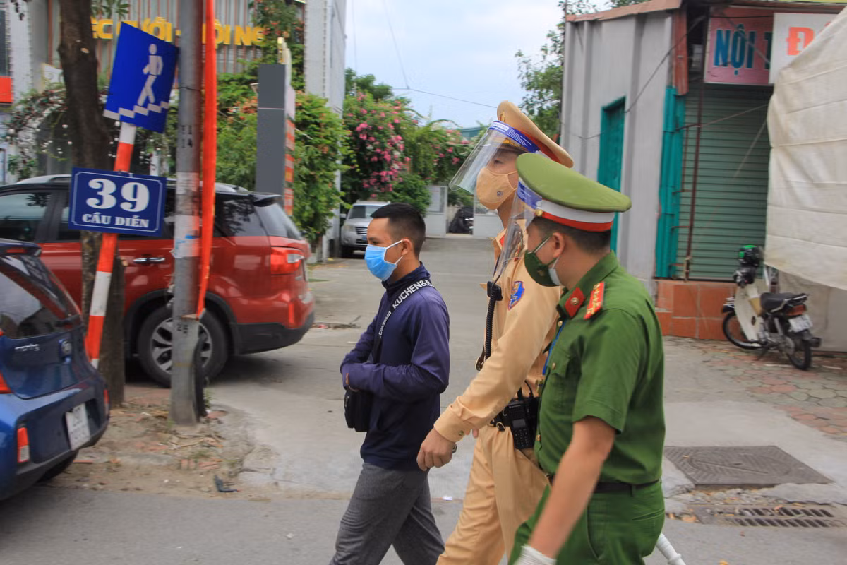 Trong quá trình kiểm tra, kiểm soát, chốt COVID-19 phát hiện một trường hợp sử dụng giấy đi đường mới có mã QR không trùng khớp với tên tuổi được đưa về Công an phường Phúc Diễn, Hà Nội.