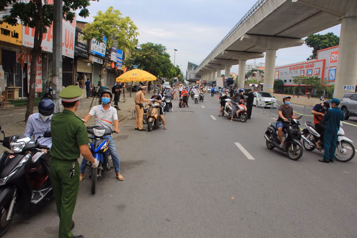 Thiếu tá Phạm Văn Chiến - Đội trưởng Đội CSGT số 6 (Phòng CSGT Hà Nội) đánh giá, tình hình giao thông trên tuyến QL 32 qua chốt đã giảm nhiệt, không còn đông đúc như những ngày đầu sau nghỉ lễ. Bên cạnh việc kiểm tra giấy đi đường, lực lượng chức năng vẫn tuyên truyền, nhắc nhở người dân nhanh chóng hoàn thiện loại giấy đi đường mới.