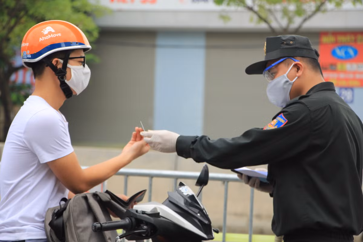 Theo chỉ đạo của lãnh đạo thành phố, hôm nay người dân vẫn có thể sử dụng đồng thời 2 loại giấy đi đường (cũ và mới) để di chuyển nên việc kiểm soát giấy đi đường của tổ chốt cũng thoải mái hơn.