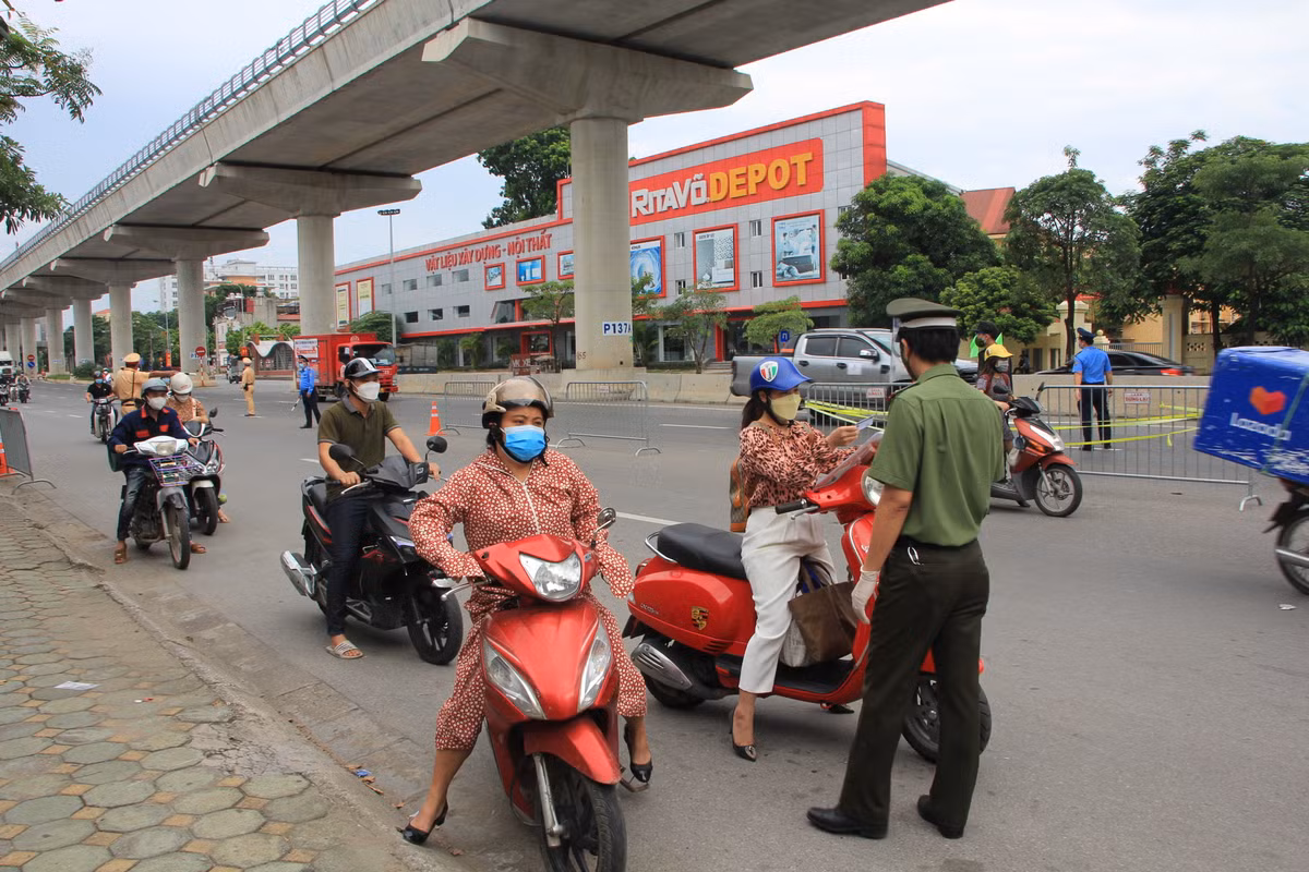 Những trường hợp không đủ điều kiện ra đường buộc phải khai báo y tế và đưa về trụ sở cơ quan chức năng xử lý.