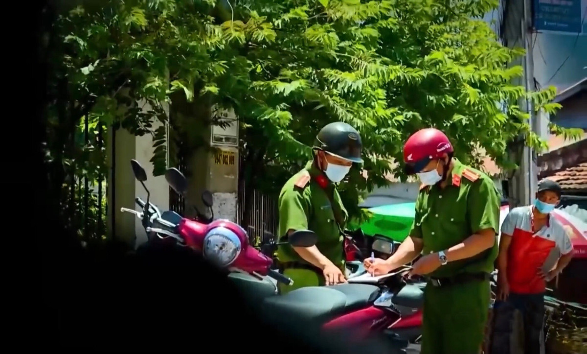 Trong lúc các mũi điều tra, trinh sát rơi vào bế tắc, thì đến chiều tối ngày 7/6/2018, người dân phát hiện một chiếc xe máy Yamaha Janus màu đỏ bỏ lại tại khu vực Chợ Mới, phường Cam Thuận, TP. Cam Ranh nên đã báo cho cơ quan Công an. Cơ quan điều tra xác định đây chính là chiếc xe của nạn nhân Nguyễn Hồng Huệ.